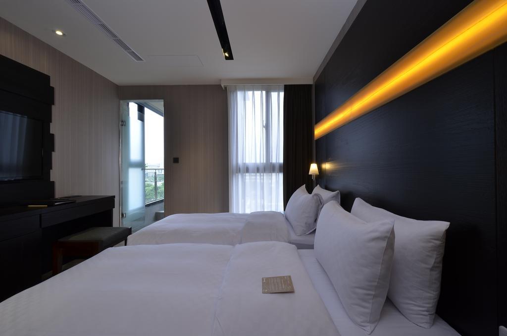 Hotel Cube Taichung Esterno foto