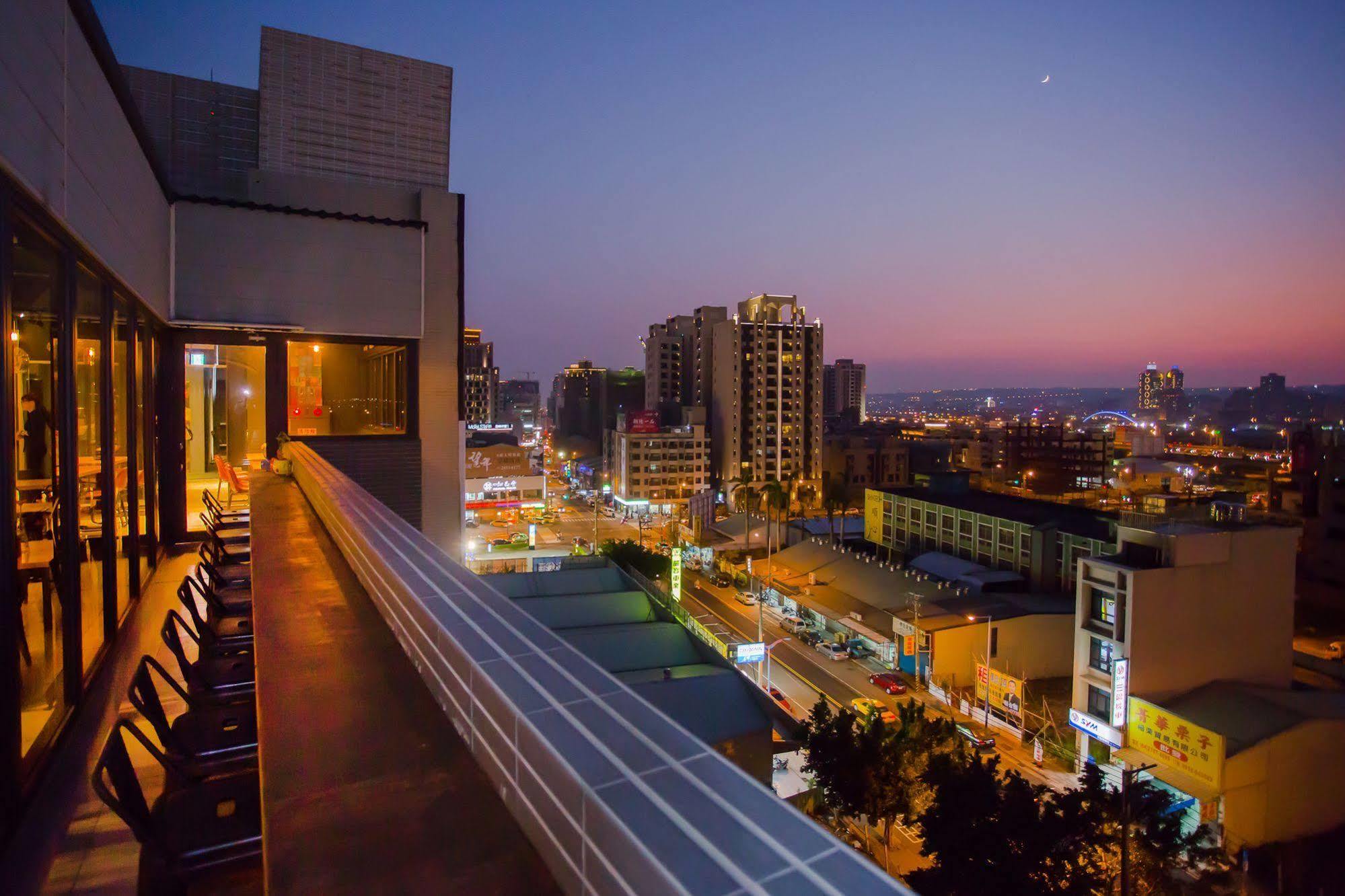 Hotel Cube Taichung Esterno foto