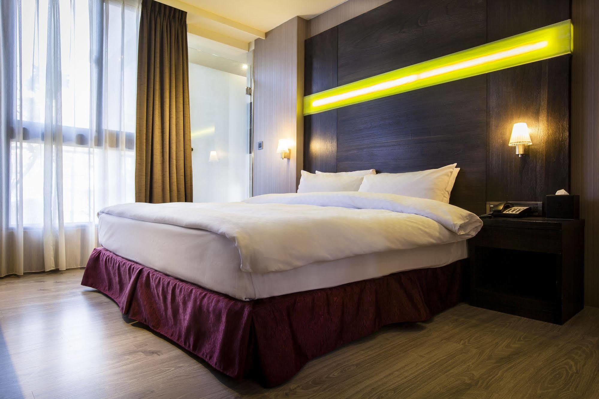 Hotel Cube Taichung Esterno foto