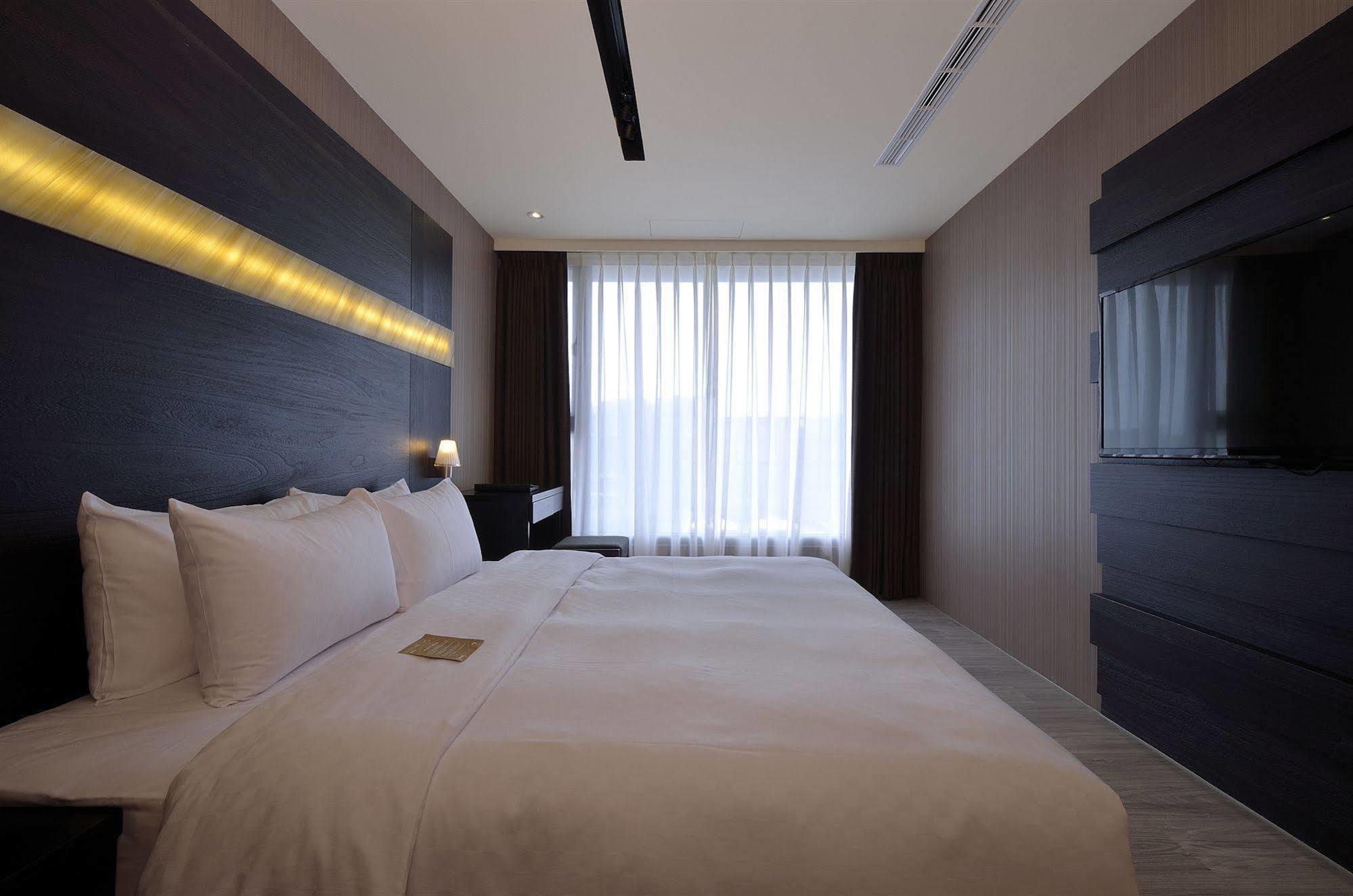 Hotel Cube Taichung Esterno foto