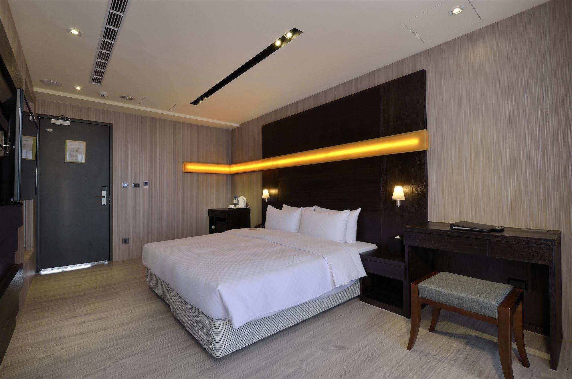 Hotel Cube Taichung Esterno foto