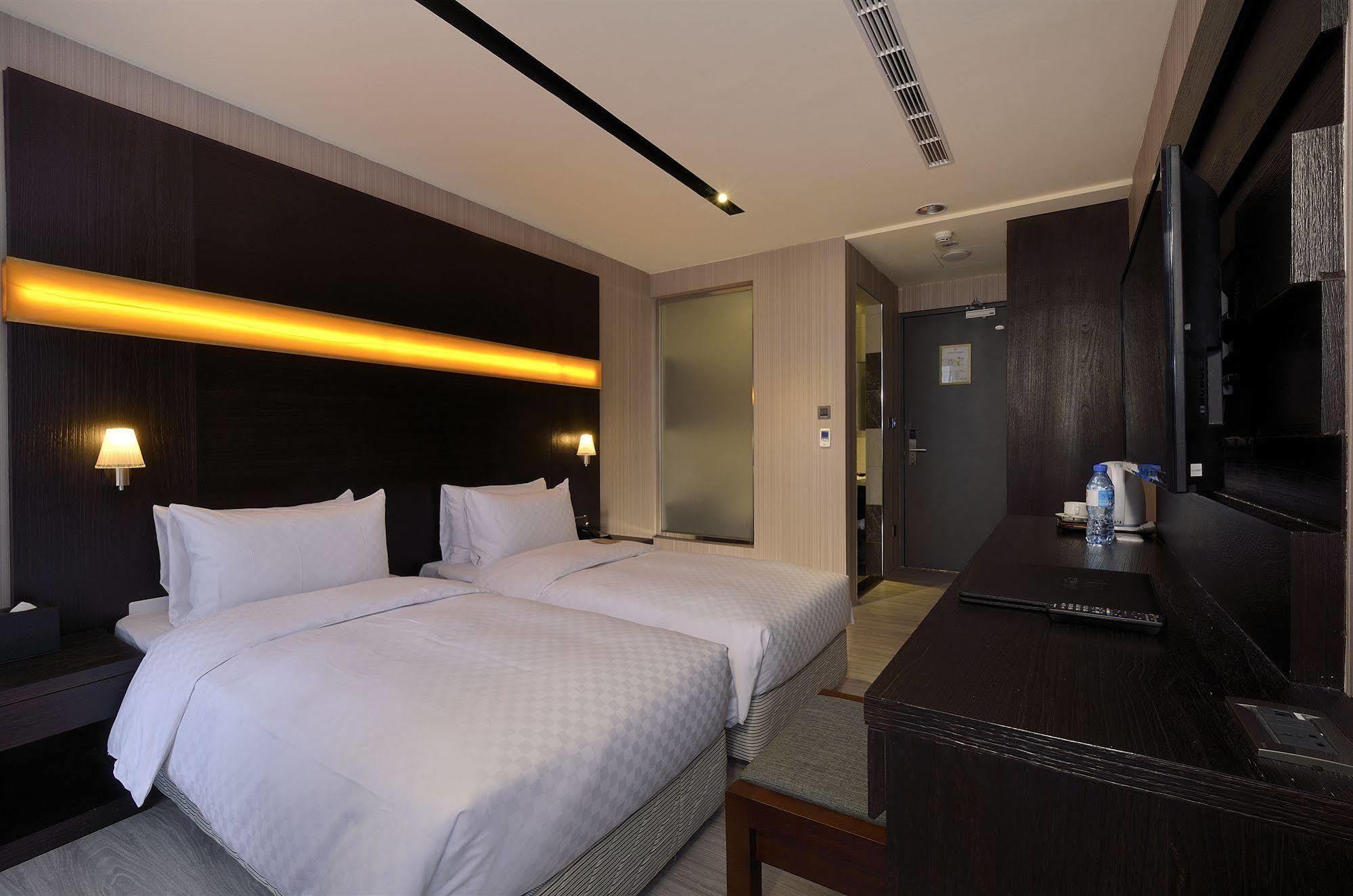 Hotel Cube Taichung Esterno foto