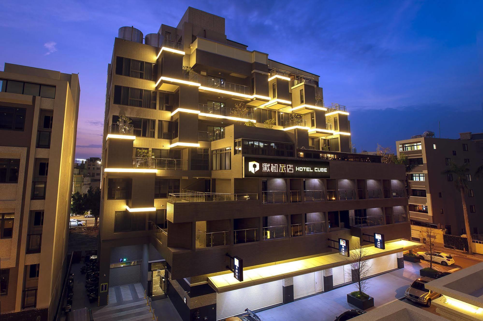 Hotel Cube Taichung Esterno foto