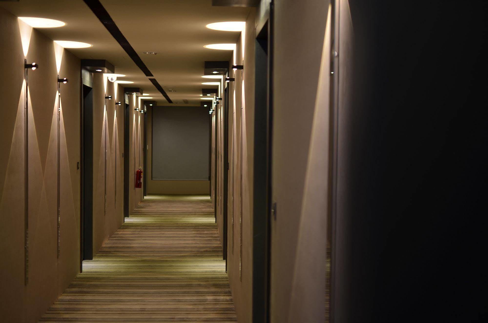 Hotel Cube Taichung Esterno foto